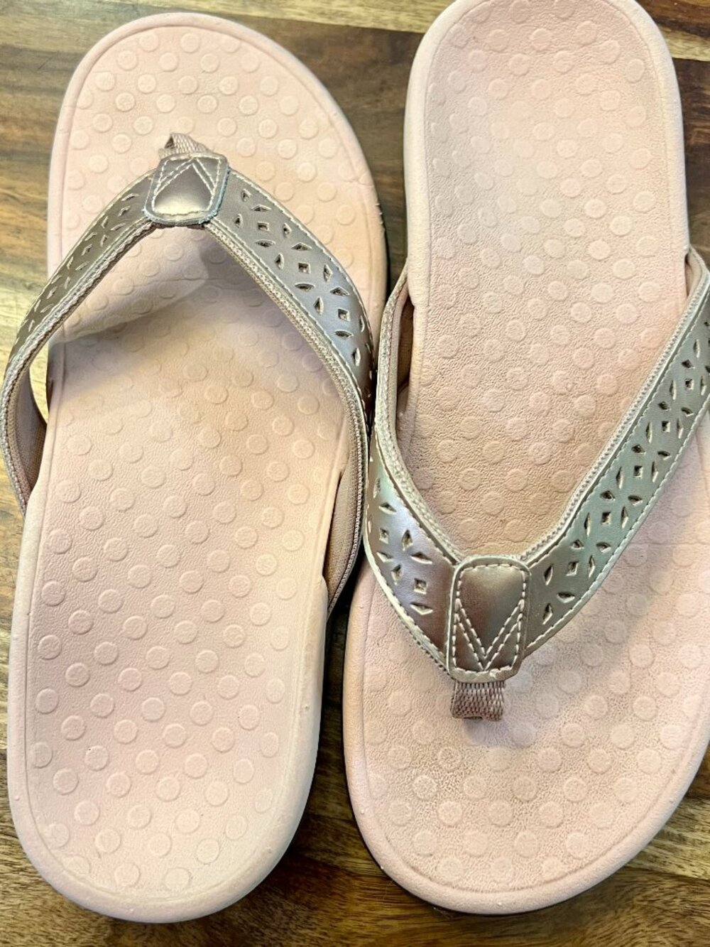 Vionic Thong Sandals with a perforated Beige Strap